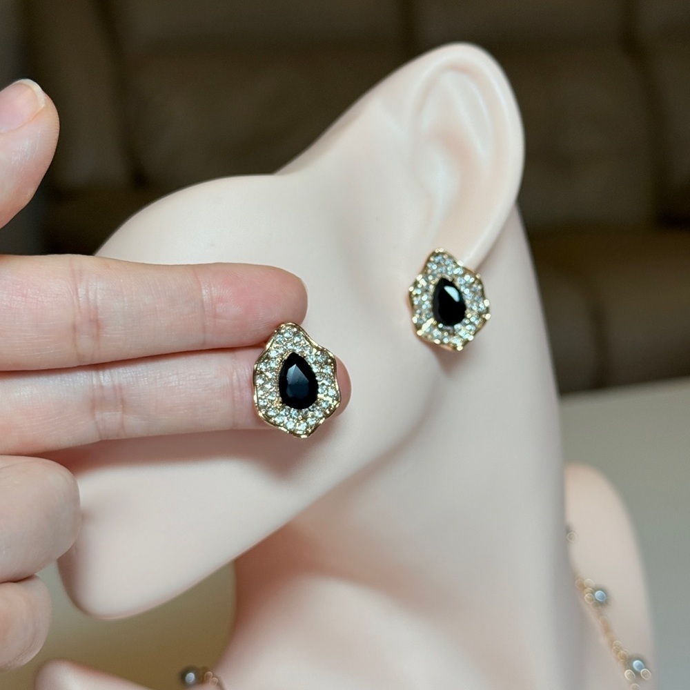 Elegant Black and Gold Teardrop Earrings - Picture 5 of 11